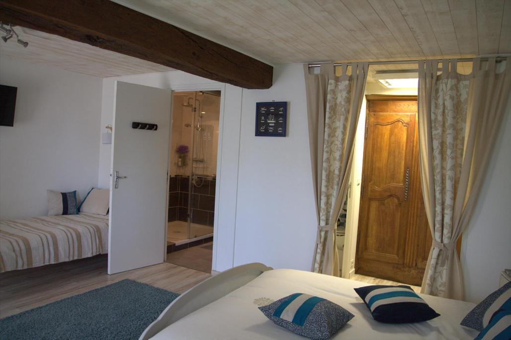 Chambre D Hote La Roussiere Saint-Ouen-Des-Toits Eksteriør billede