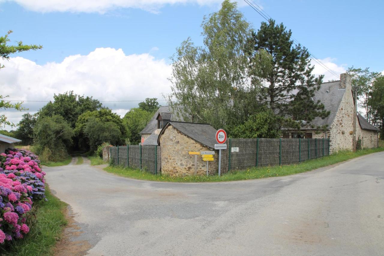 Chambre D Hote La Roussiere Saint-Ouen-Des-Toits Eksteriør billede